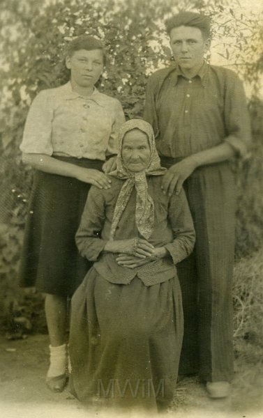 KKE 1305.jpg - Portret. Maria Dziurdź (z domu Rogowska) z wnukami Marią i Janem Szotami, Kazachstan, 1952 r. - zrobiony tż przed śmiercią Marii Dziurdź.
